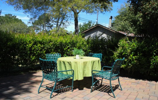 Carmel Resort Inn - A seating area at Carmel Resort Inn