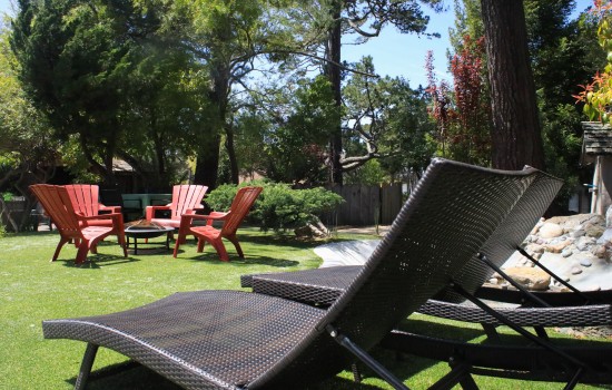 Carmel Resort Inn - A seating area at Carmel Resort Inn