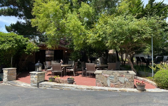 Carmel Resort Inn - A seating area at Carmel Resort Inn